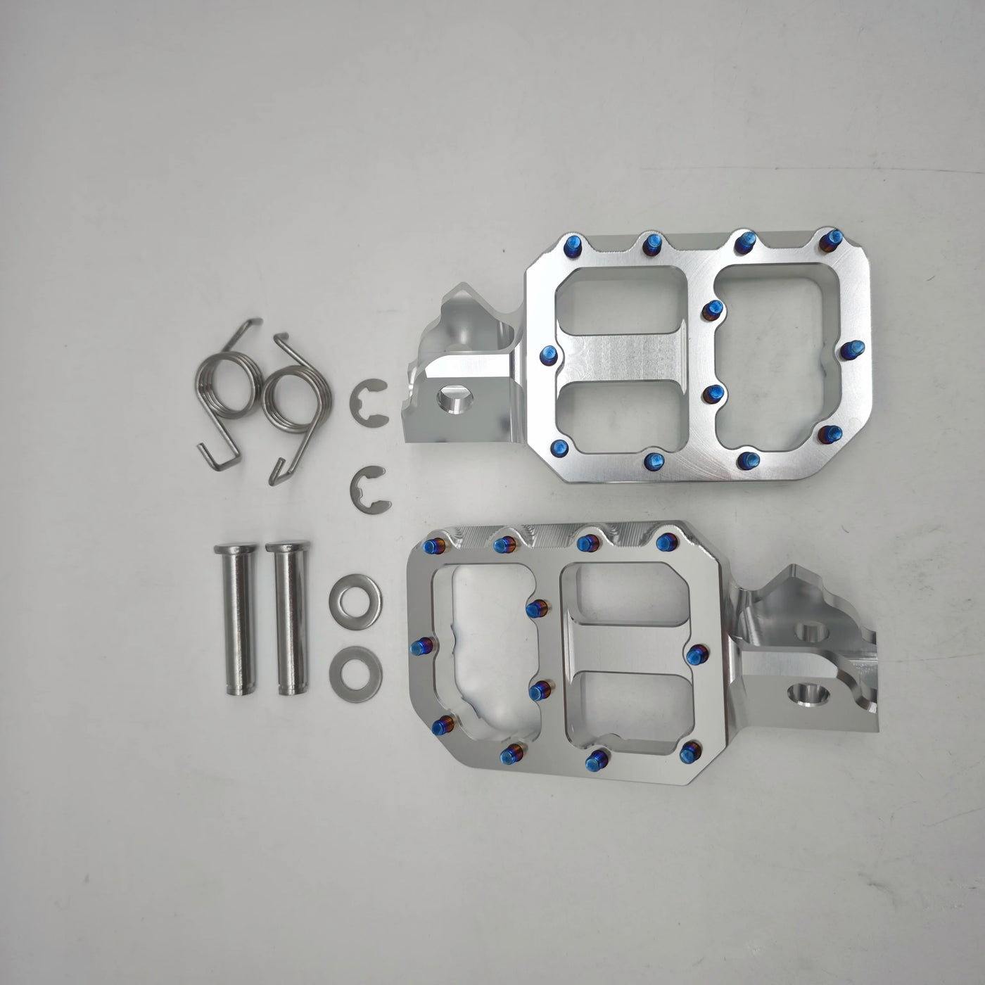 Tuttio Pegs